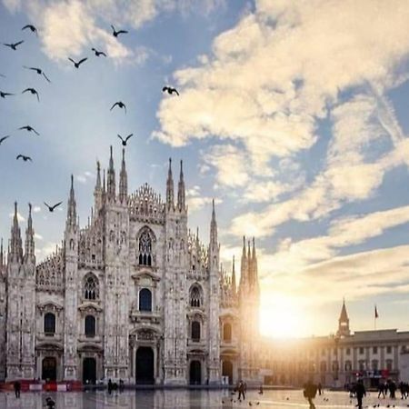 Ad Un Passo Dal Duomo Elegante Appartamento Wifi Milan Bagian luar foto