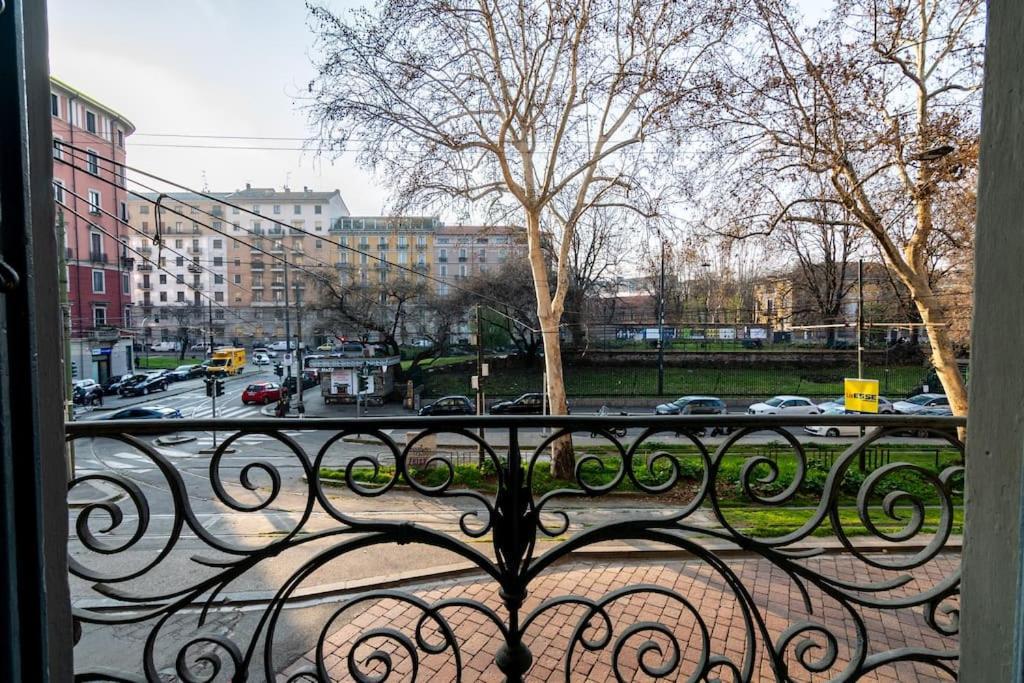 Ad Un Passo Dal Duomo Elegante Appartamento Wifi Milan Bagian luar foto