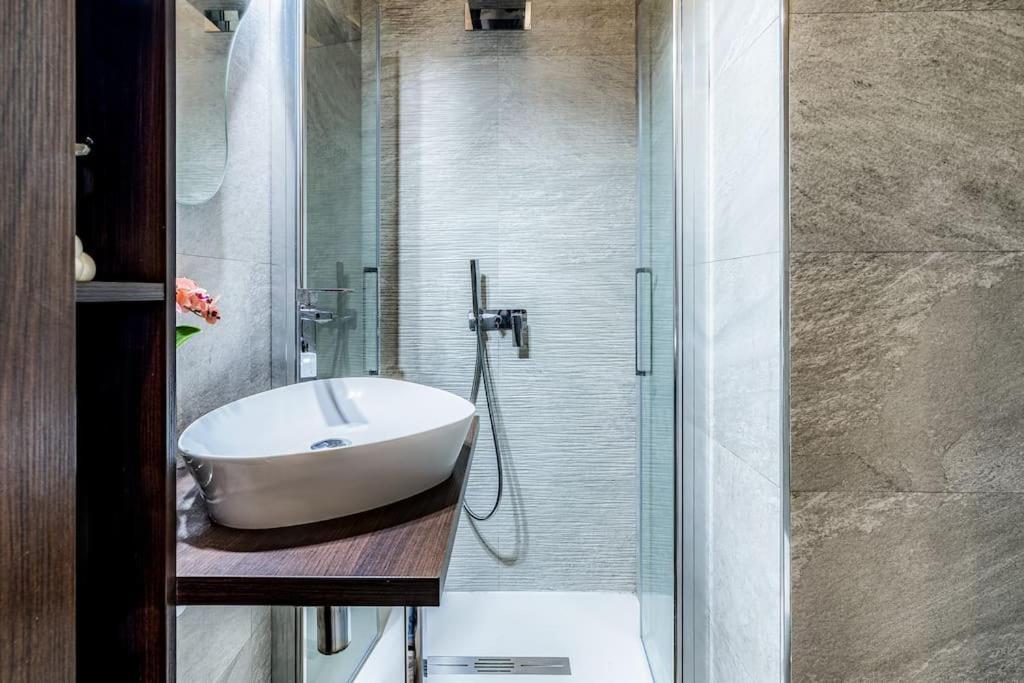 Ad Un Passo Dal Duomo Elegante Appartamento Wifi Milan Bagian luar foto