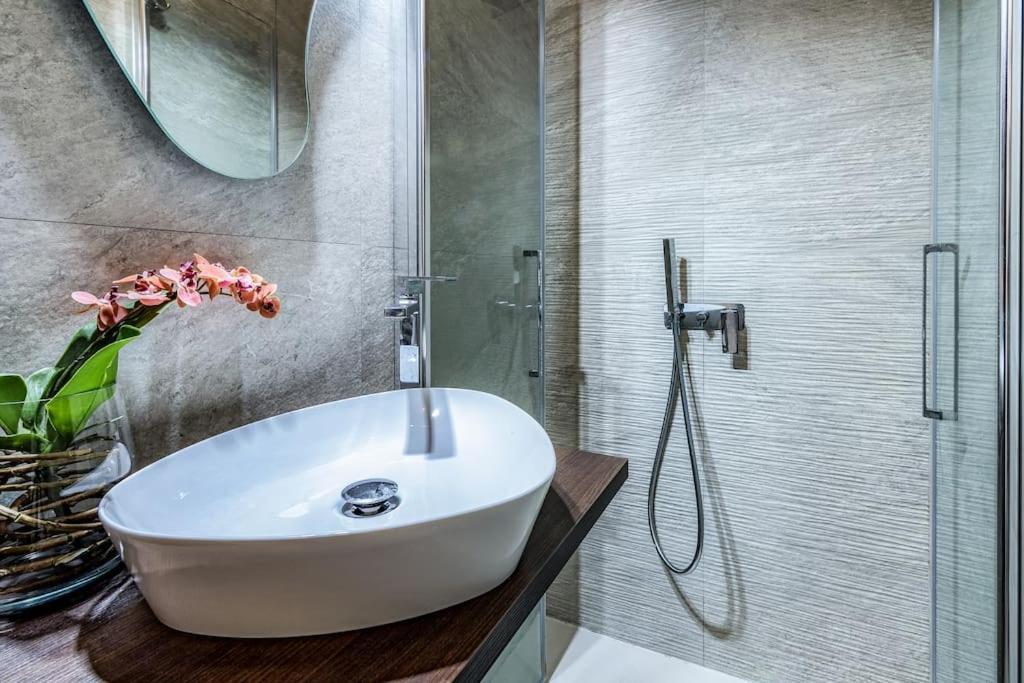 Ad Un Passo Dal Duomo Elegante Appartamento Wifi Milan Bagian luar foto