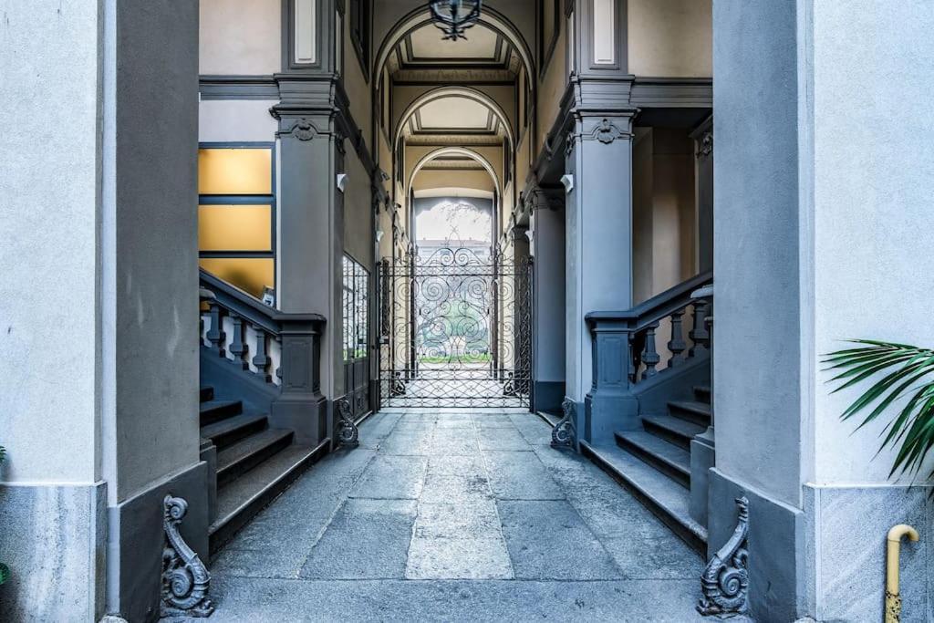 Ad Un Passo Dal Duomo Elegante Appartamento Wifi Milan Bagian luar foto