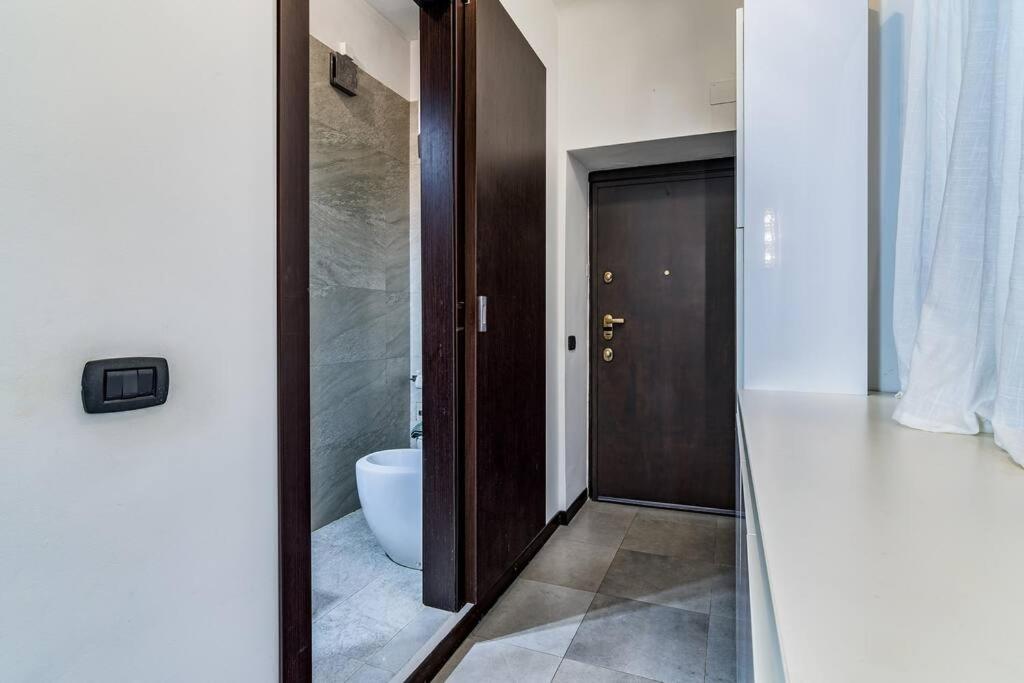 Ad Un Passo Dal Duomo Elegante Appartamento Wifi Milan Bagian luar foto