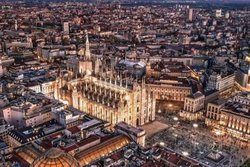 Ad Un Passo Dal Duomo Elegante Appartamento Wifi Milan Bagian luar foto