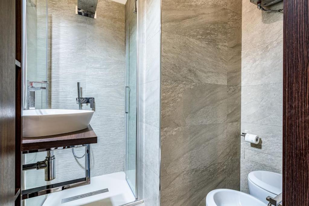 Ad Un Passo Dal Duomo Elegante Appartamento Wifi Milan Bagian luar foto