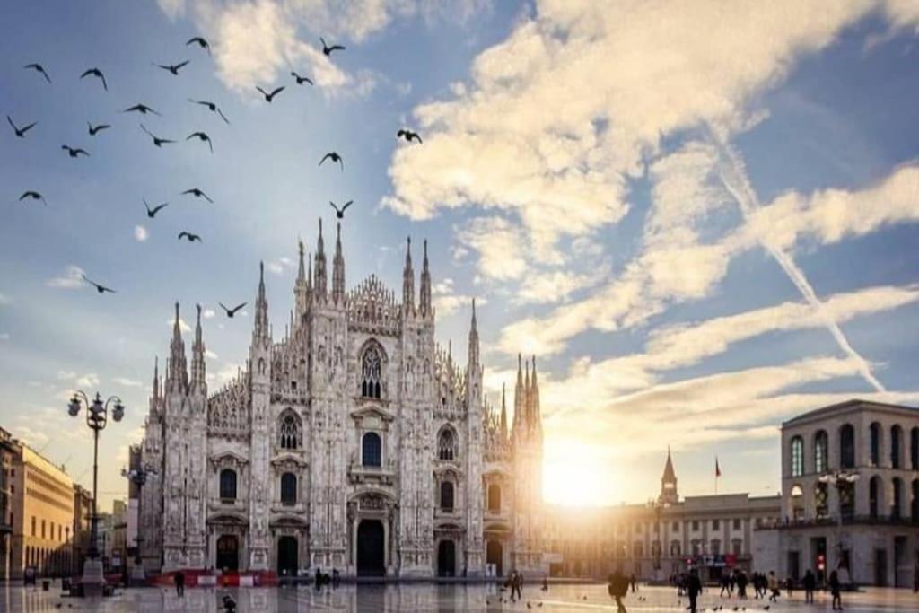 Ad Un Passo Dal Duomo Elegante Appartamento Wifi Milan Bagian luar foto