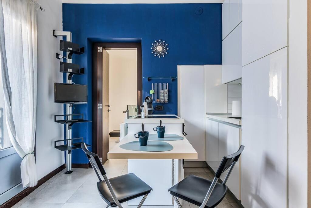Ad Un Passo Dal Duomo Elegante Appartamento Wifi Milan Bagian luar foto